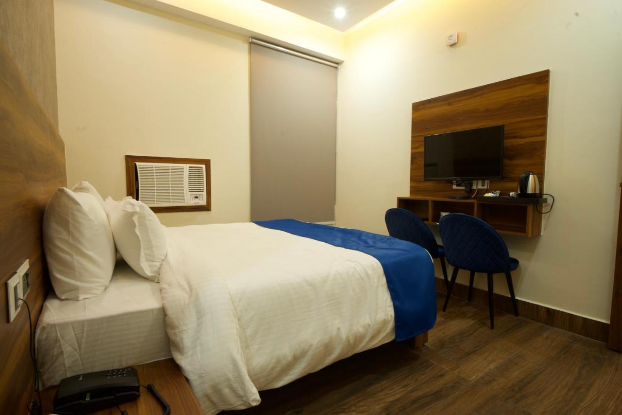 Dolphin Club Hotell Chinhat Eksteriør bilde