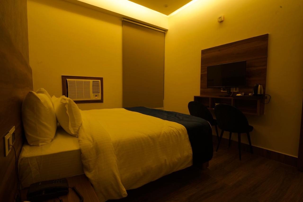 Dolphin Club Hotell Chinhat Eksteriør bilde