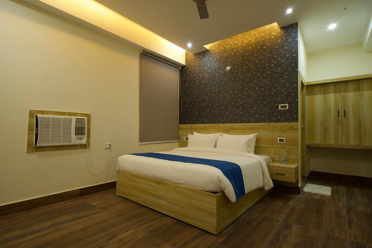 Dolphin Club Hotell Chinhat Eksteriør bilde